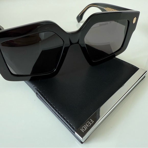 NEW!!! Fendi oversized women sunglasses FE40162I 01A Authentic Retail 460$ - Picture 3 of 7